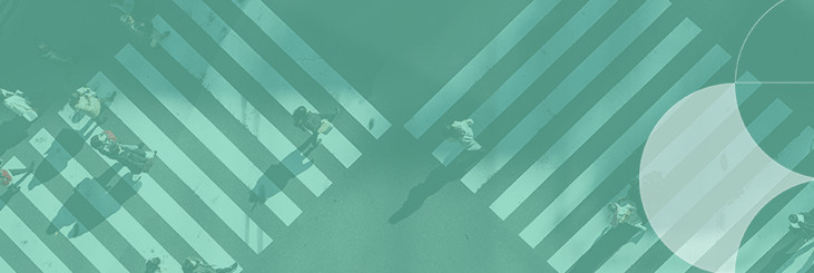 Pessoas a atravessar a passadeira