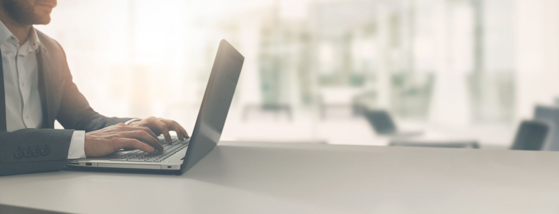 Uma pessoa a escrever num computador portátil